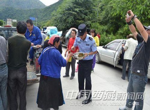 民警為司乘人員提供周到服務(wù)