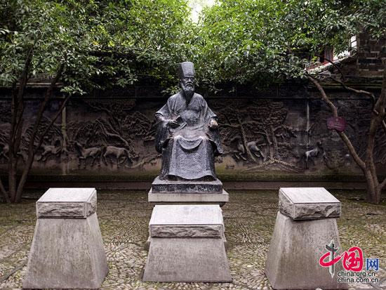 陳魚門“廣交游，琴酒無(wú)虛日”，極喜玩耍，精熟紙牌。他因深感紙牌有諸多不便，于同治三年(1846)改為竹骨，繼承碰和牌中的萬(wàn)、索、筒，共108張，易紅花為綠發(fā)，白花為白板，老千為紅中，名“三箭”，各4張，各4張，共12張，增“東、南、西、北”四風(fēng)，各4張，共16張。由此形成了當(dāng)時(shí)流行的136張一副的麻將。李中華攝影