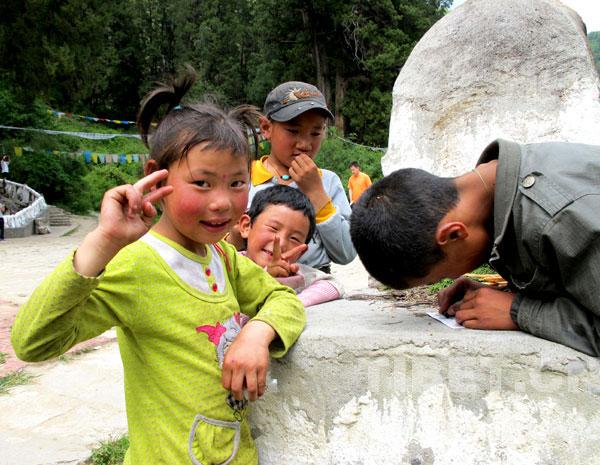 一個(gè)孩子正在認(rèn)真地寫地址