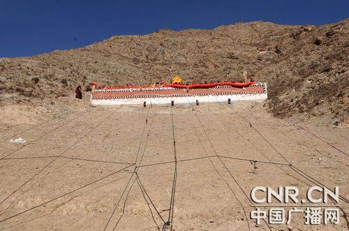 曬佛臺由僧眾們用沙石平填山洼整理成型