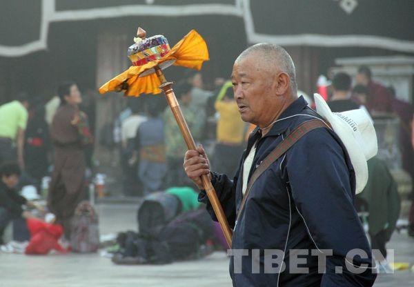 6月15日清晨，一位藏族老人在大昭寺前轉經(jīng)