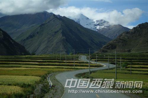 雅拉香布雪山處云霧繚繞 彭月圓 攝