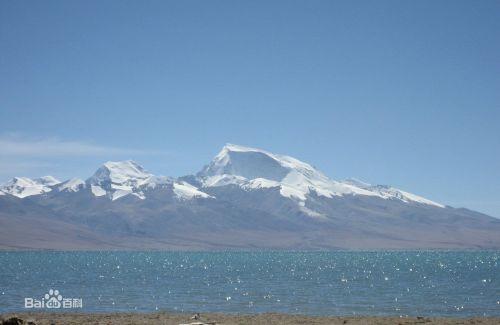 雪山與湖泊自成一體。