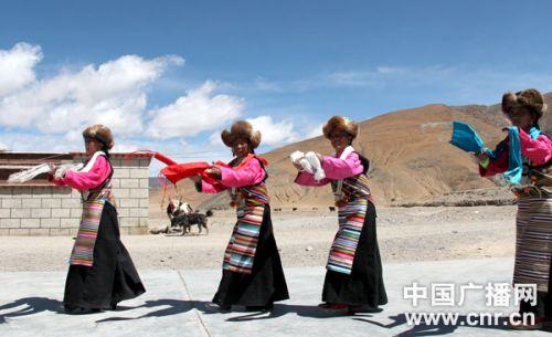 表演甲諧的女演員身著藏族女性的傳統(tǒng)服裝，手持哈達，邊歌邊舞。記者李洪濤 攝