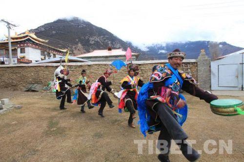 2012年12月21日，桑杰次仁（右前）帶領(lǐng)村民跳米納羌姆舞蹈　攝影：姚浩然