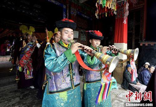 西藏山南地區(qū)桑耶寺僧人在神舞表演前吹響嗩吶。（李林/攝）