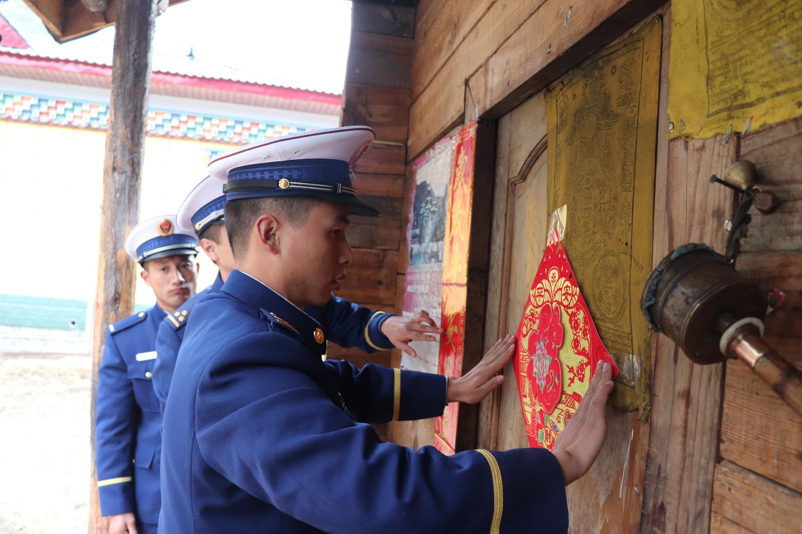 圖為班長趙森名為家里張貼對聯(lián).JPG