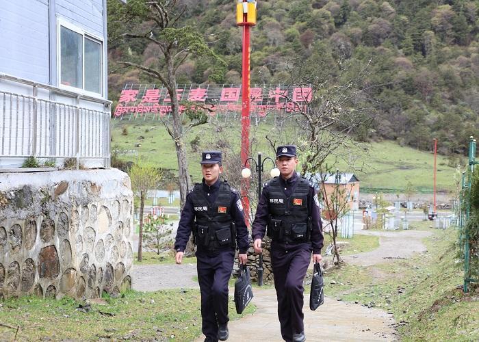 圖為玉麥邊境派出所民警正在對(duì)其所負(fù)責(zé)網(wǎng)格區(qū)域進(jìn)行走訪.JPG