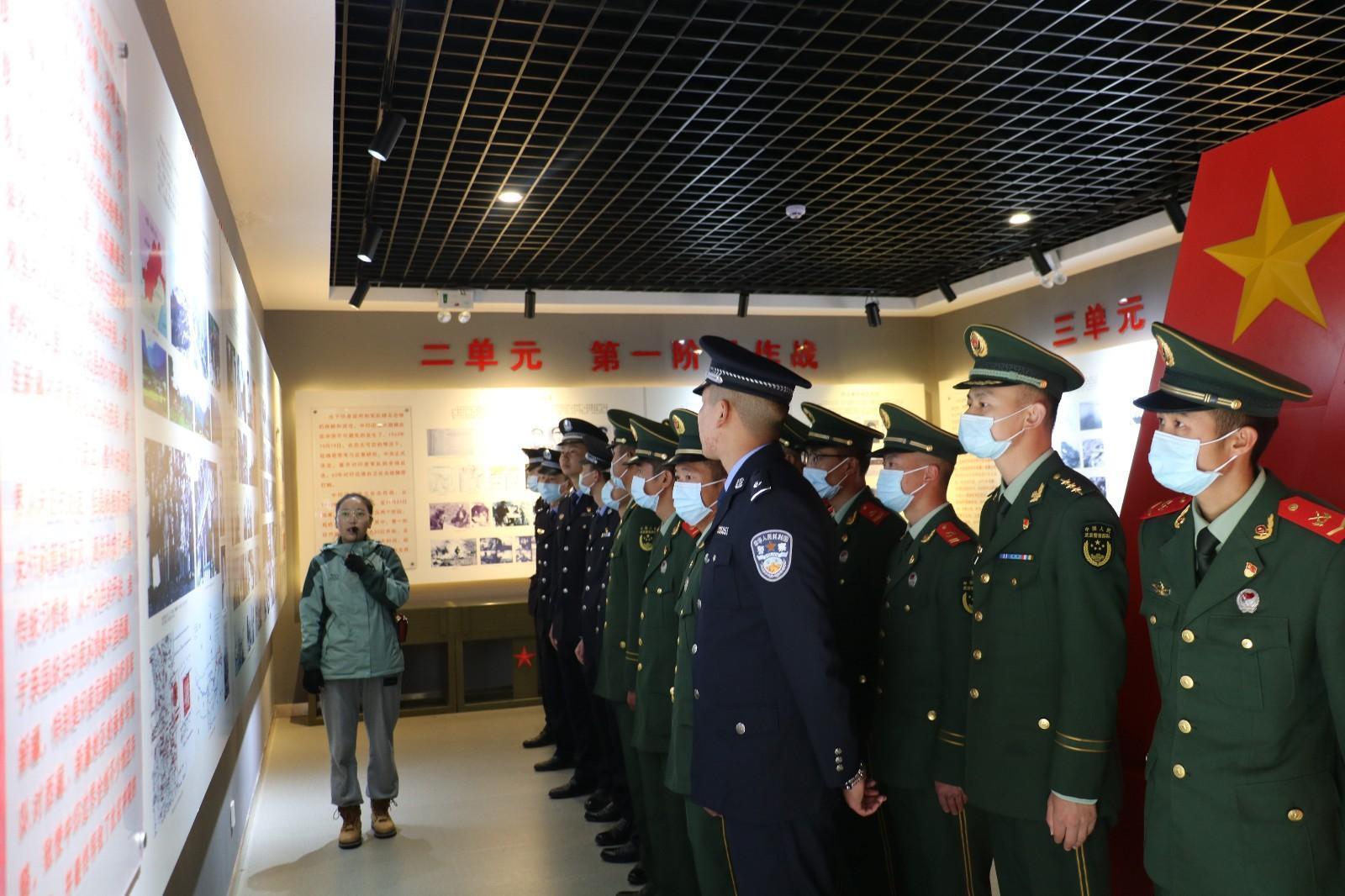 5 圖為錯(cuò)那邊境檢查站民警與錯(cuò)那縣武警中隊(duì)官兵共同在對(duì)印自衛(wèi)反擊戰(zhàn)前沿指揮所舊址陳列館瞻仰革命先烈的光榮事跡，重溫對(duì)敵斗爭(zhēng)的光輝歷史   李啟書(shū)  攝.jpg