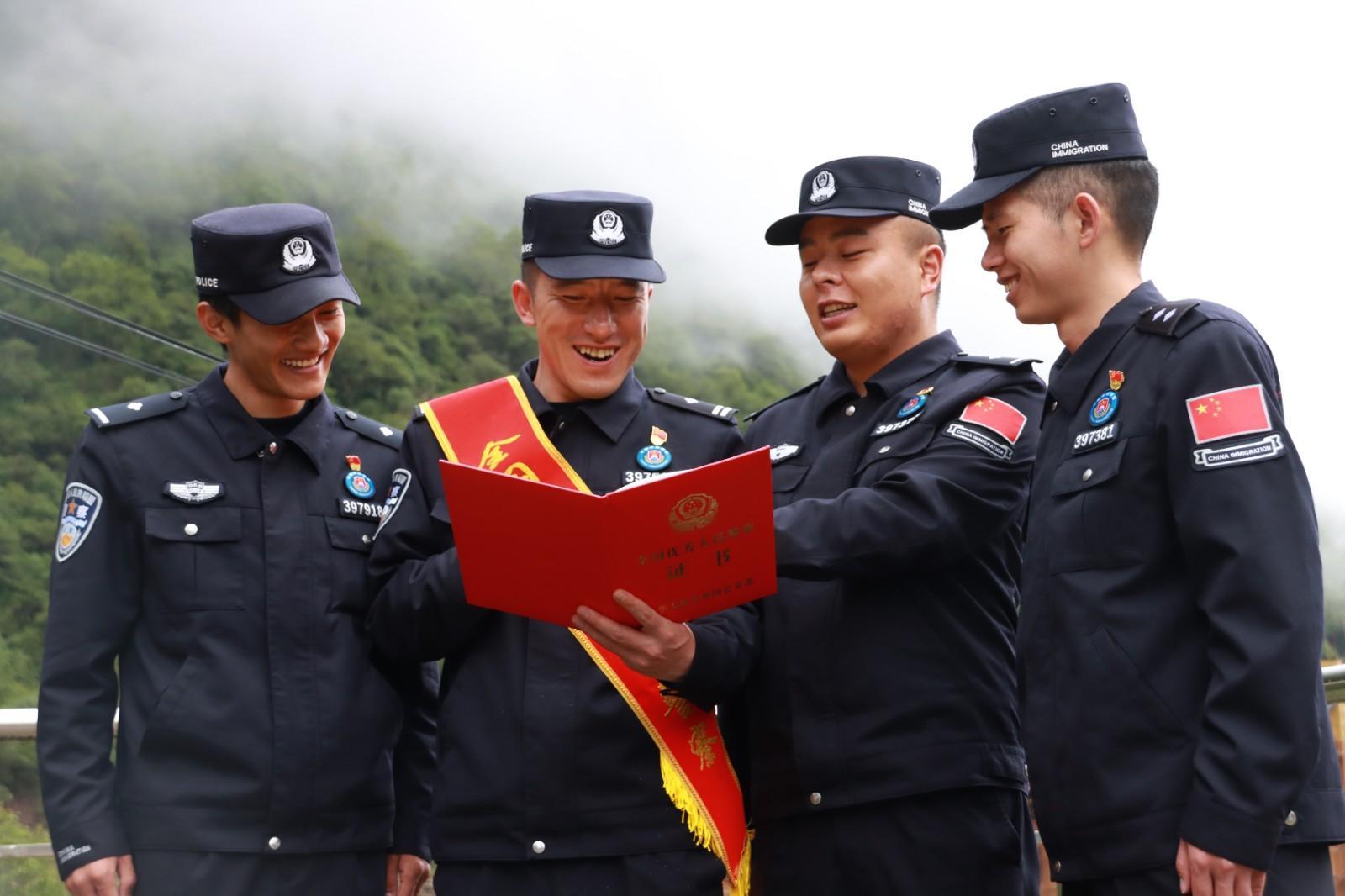 圖為“全國優(yōu)秀人民警察”王微教導(dǎo)員為民警宣講.JPG