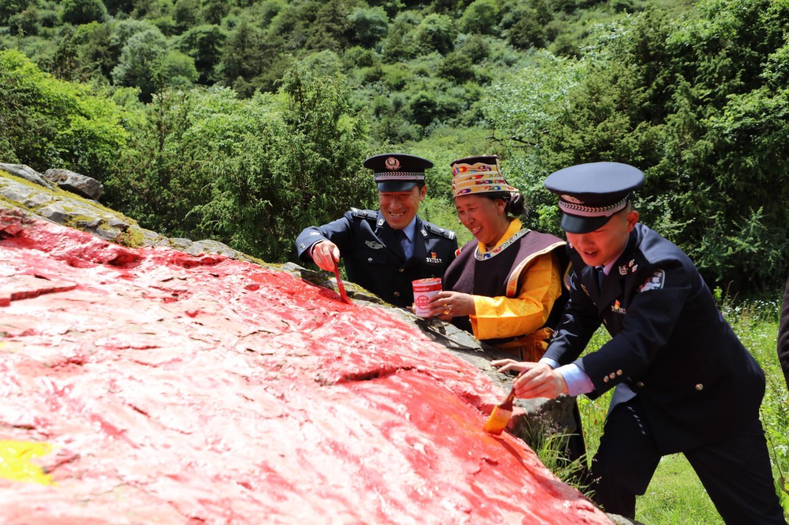 圖為玉麥邊境派出所民警與群眾描繪國旗.JPG