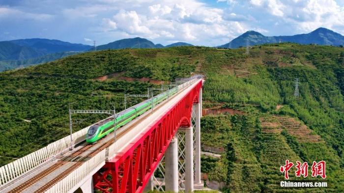 資料圖：中老鐵路“復(fù)興號”列車通過元江特大橋。 楊紫軒 攝