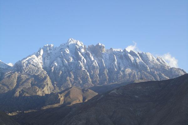 雄偉的崗布兀子山.jpg