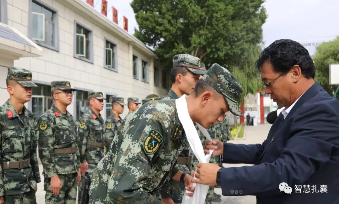 扎囊縣委書記雷豐一行開展“八一”擁軍慰問(wèn)活動(dòng).JPG